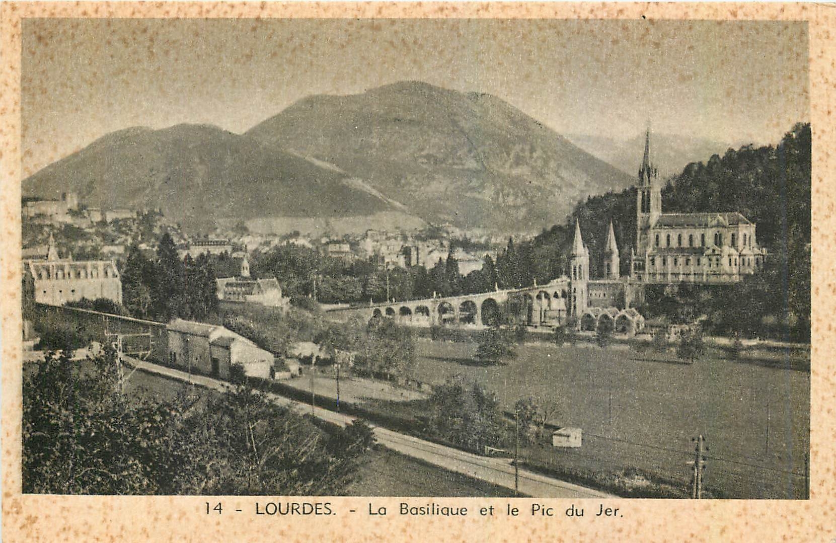 CPA Lourdes La Basilique et le Pic du Jer 