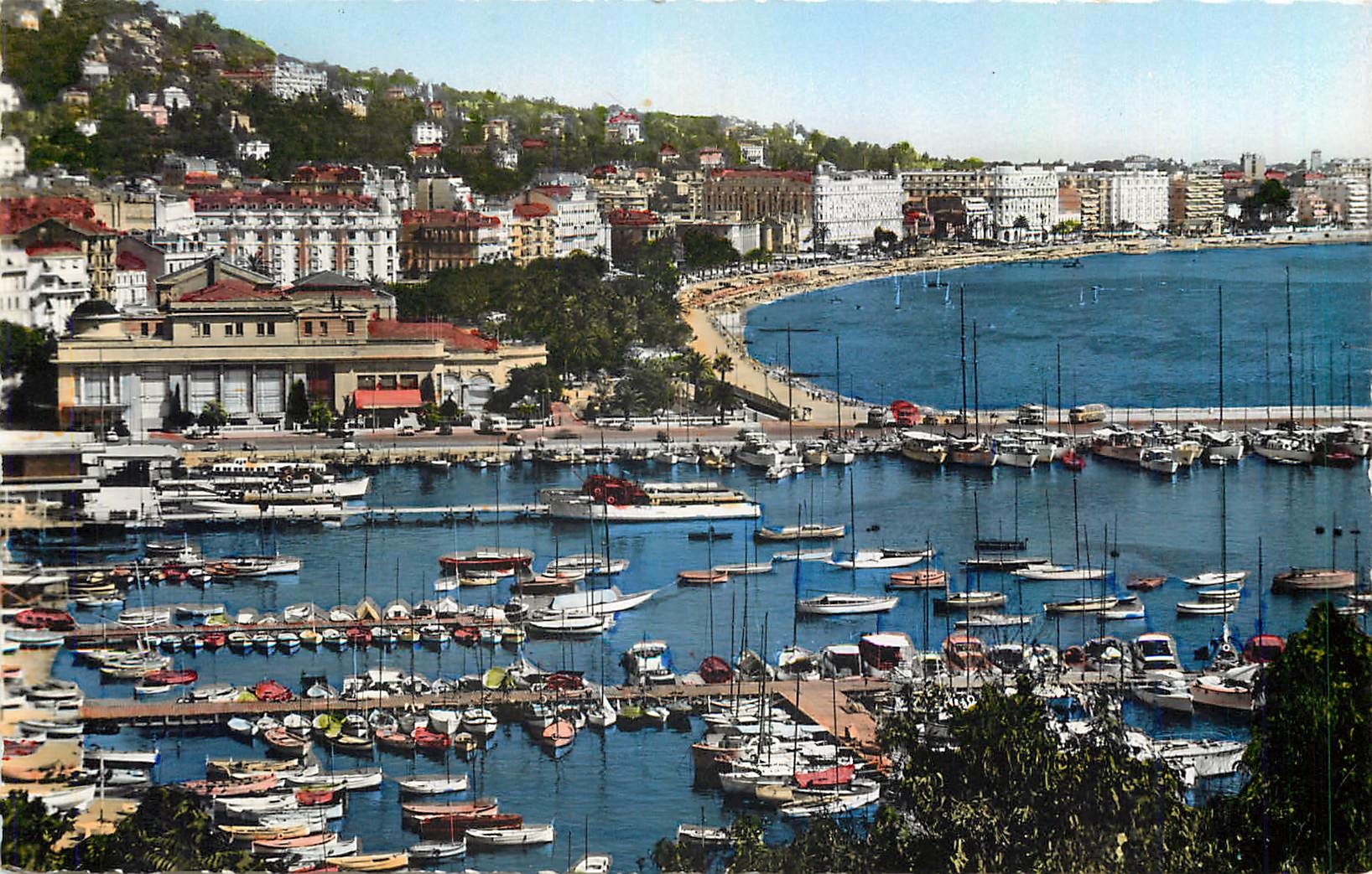 CPM Cannes Le port et la Croisette Bateaux