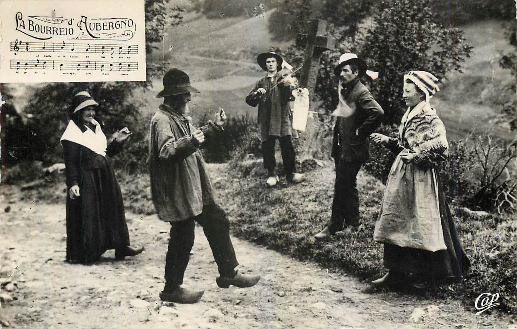 La Bourrée d'Aubergno — scène de village — Cap - Recto