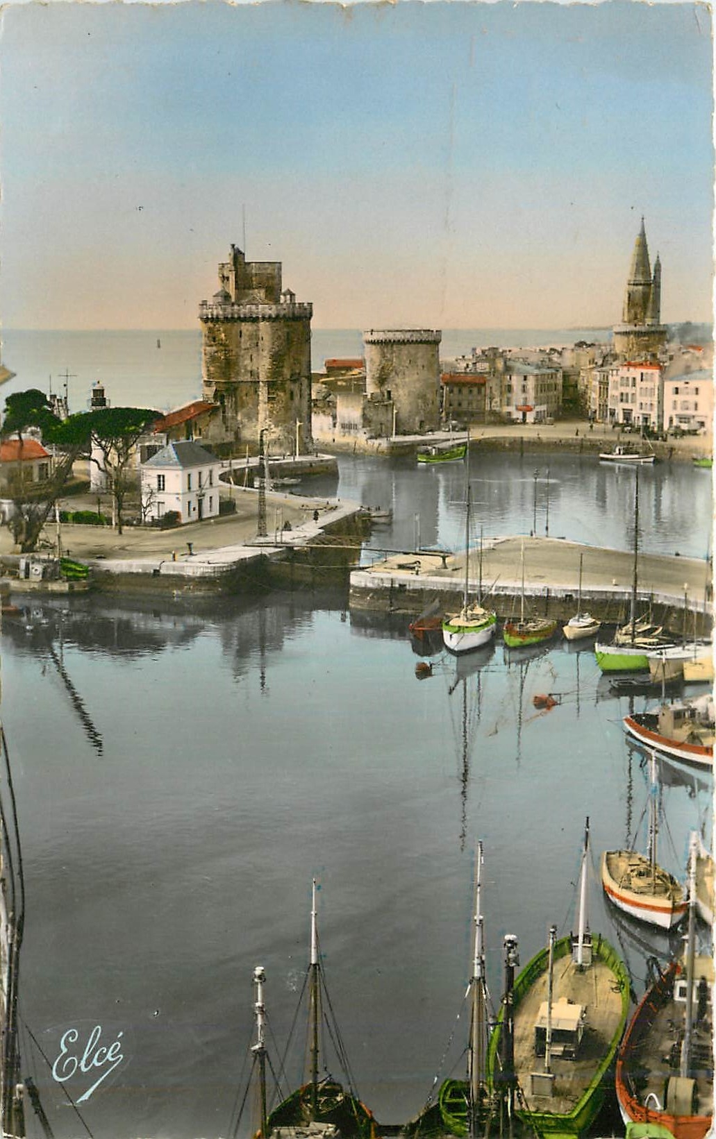 CPM La Rochelle Ch Mar Vue du Bassin et les Trois Tours Bateaux
