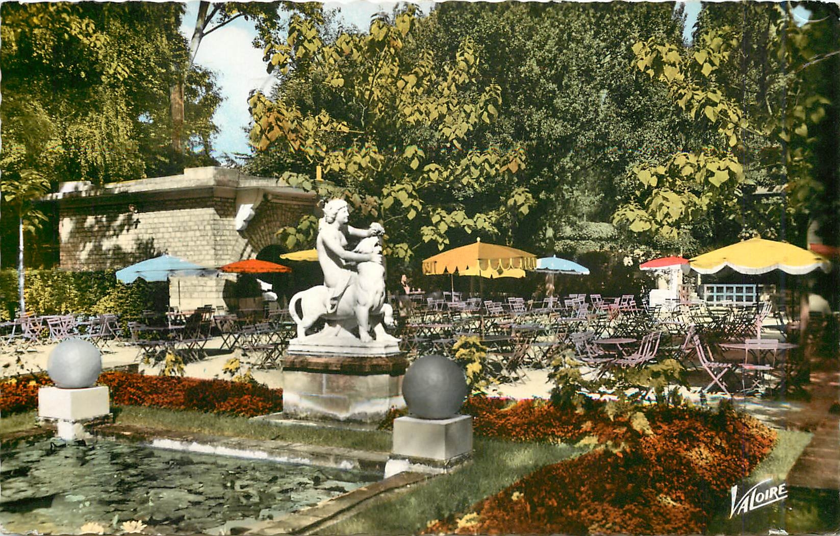 CPM Bourges Cher Le jardin des Pres Fichaux 