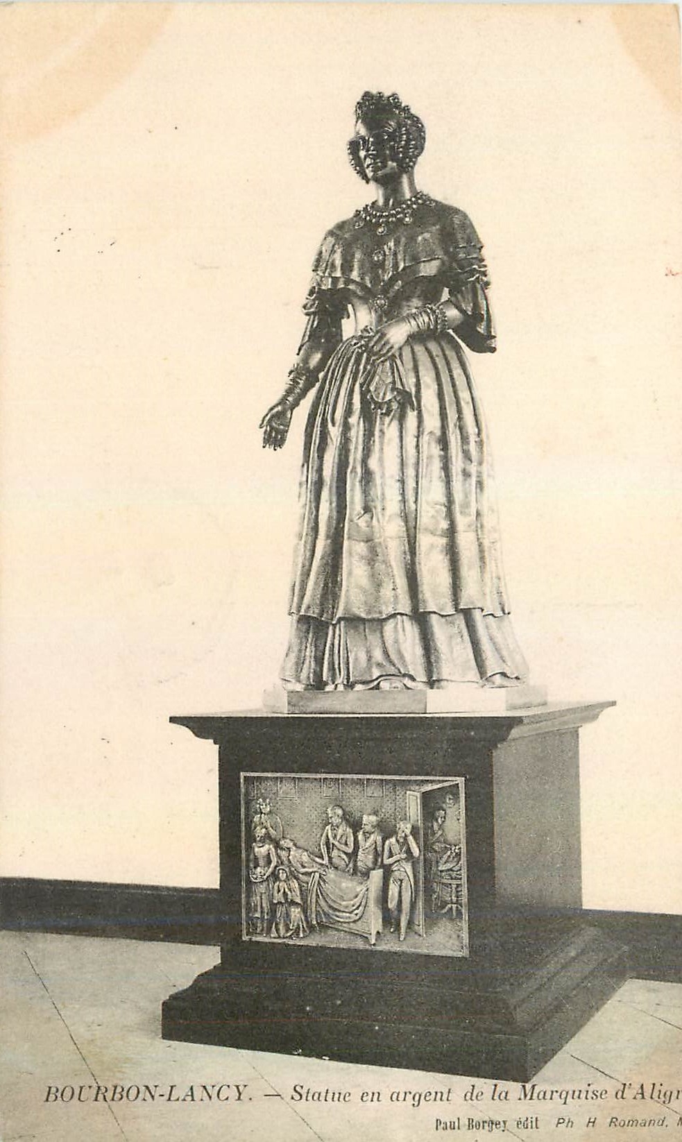 CPA Bourbon Lancy Statue en argent de la Marquise 