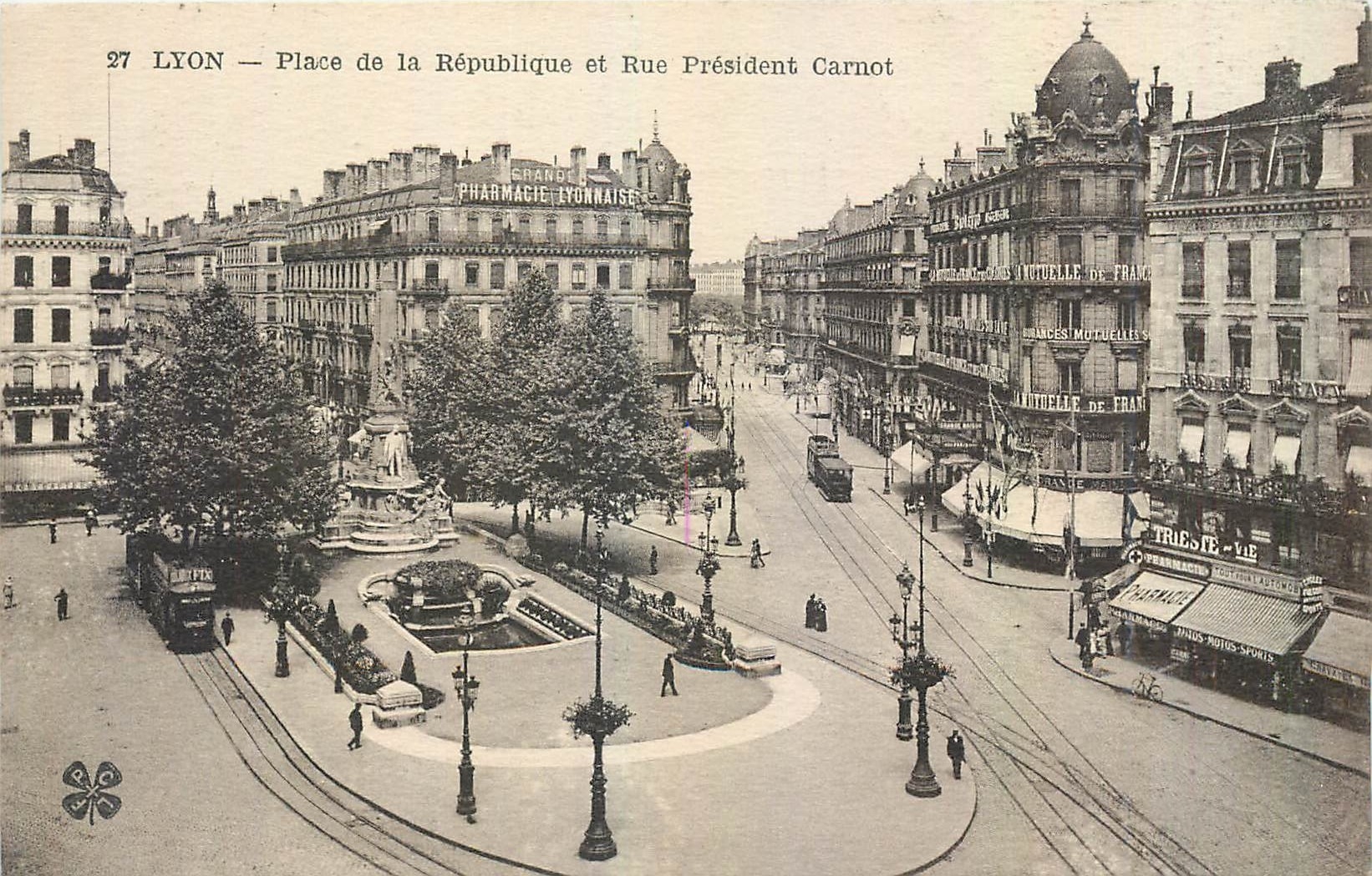 CPA Lyon Place de la Republique et Rue President Carnot 