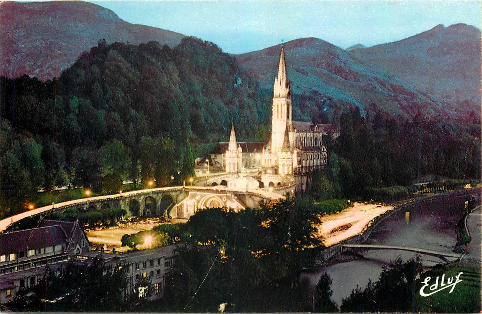 CPA Lourdes La Basilique illuminee et la Procession aux flambeaux 