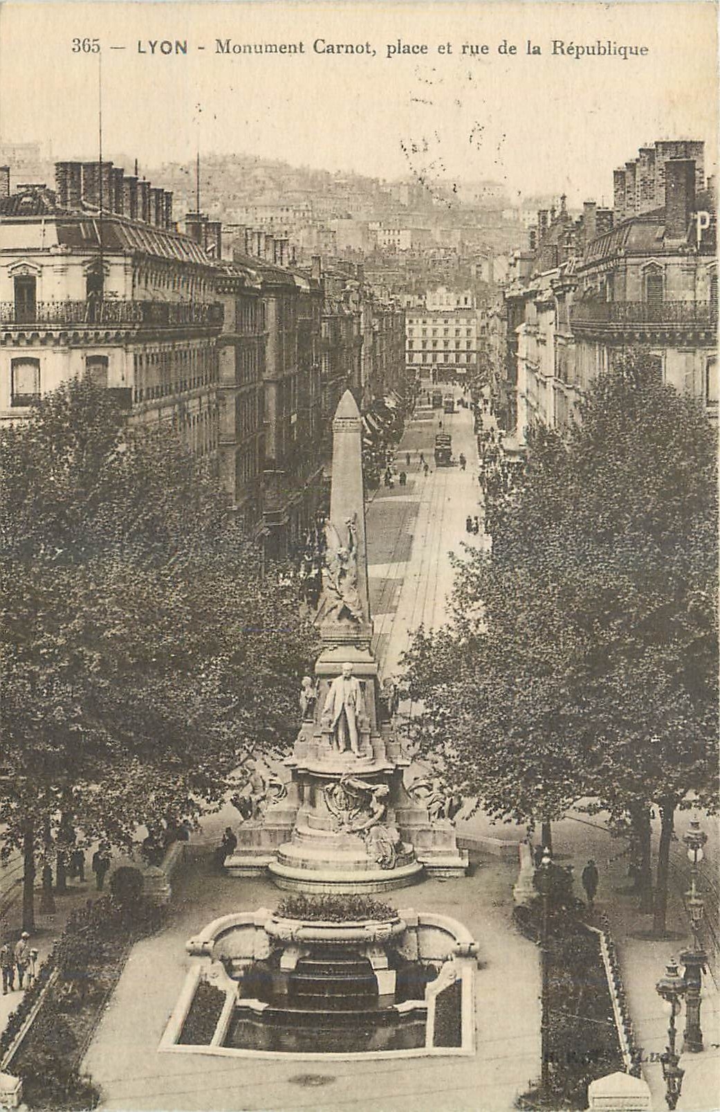 CPA Lyon Monument Carnot place et rue de la Republique 