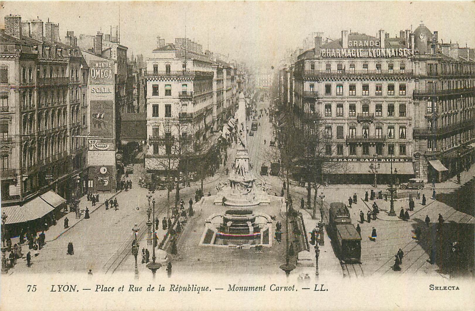 CPA Lyon Place et Rue de la Republique Monument Carnot Tramway