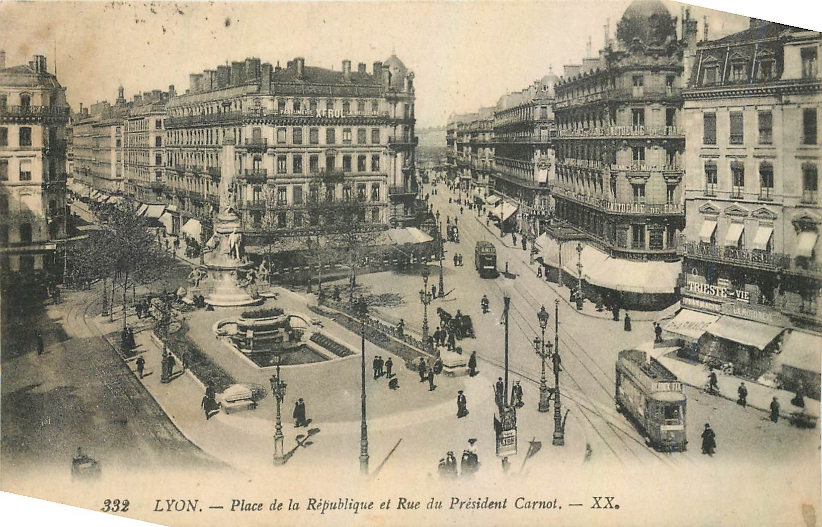 CPA Lyon Place de la Republique et Rue du President Carnot Tramway