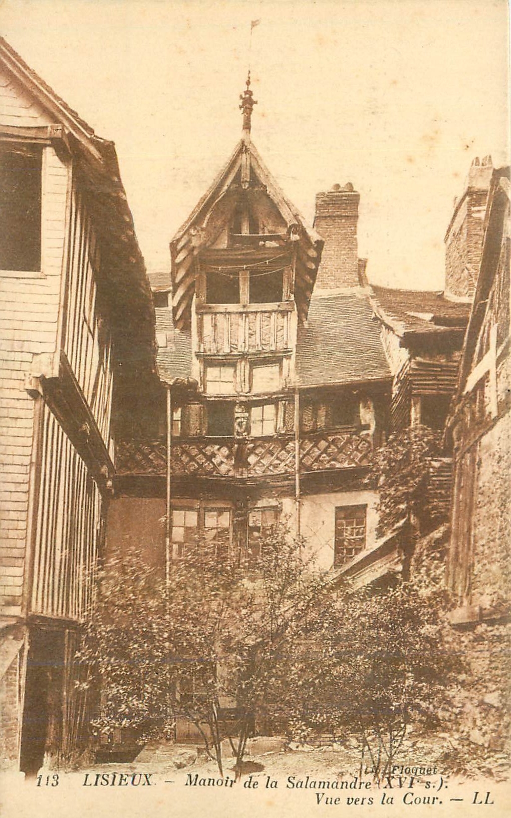 Lisieux — Manoir de la Salamandre (XVIe s.) — Vue vers la Cour — L.L. Ploquet — n° 113