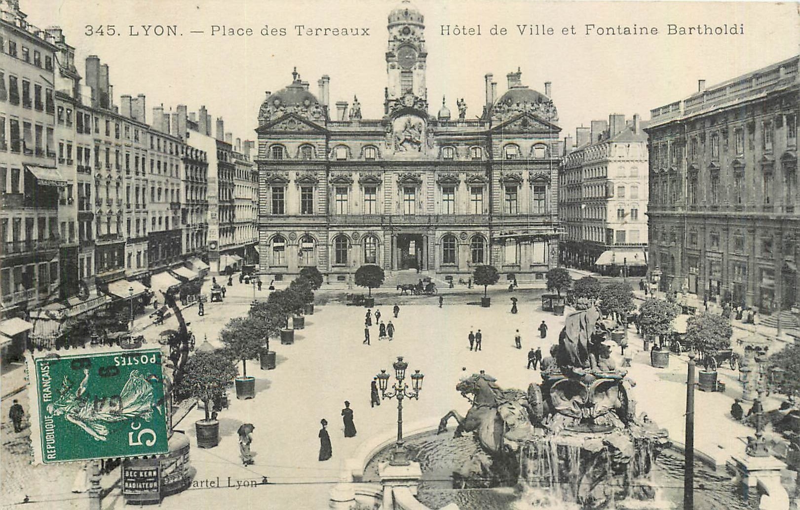 CPA Lyon Place des Terreaux Hotel de Ville et Fontaine Bartholdi 