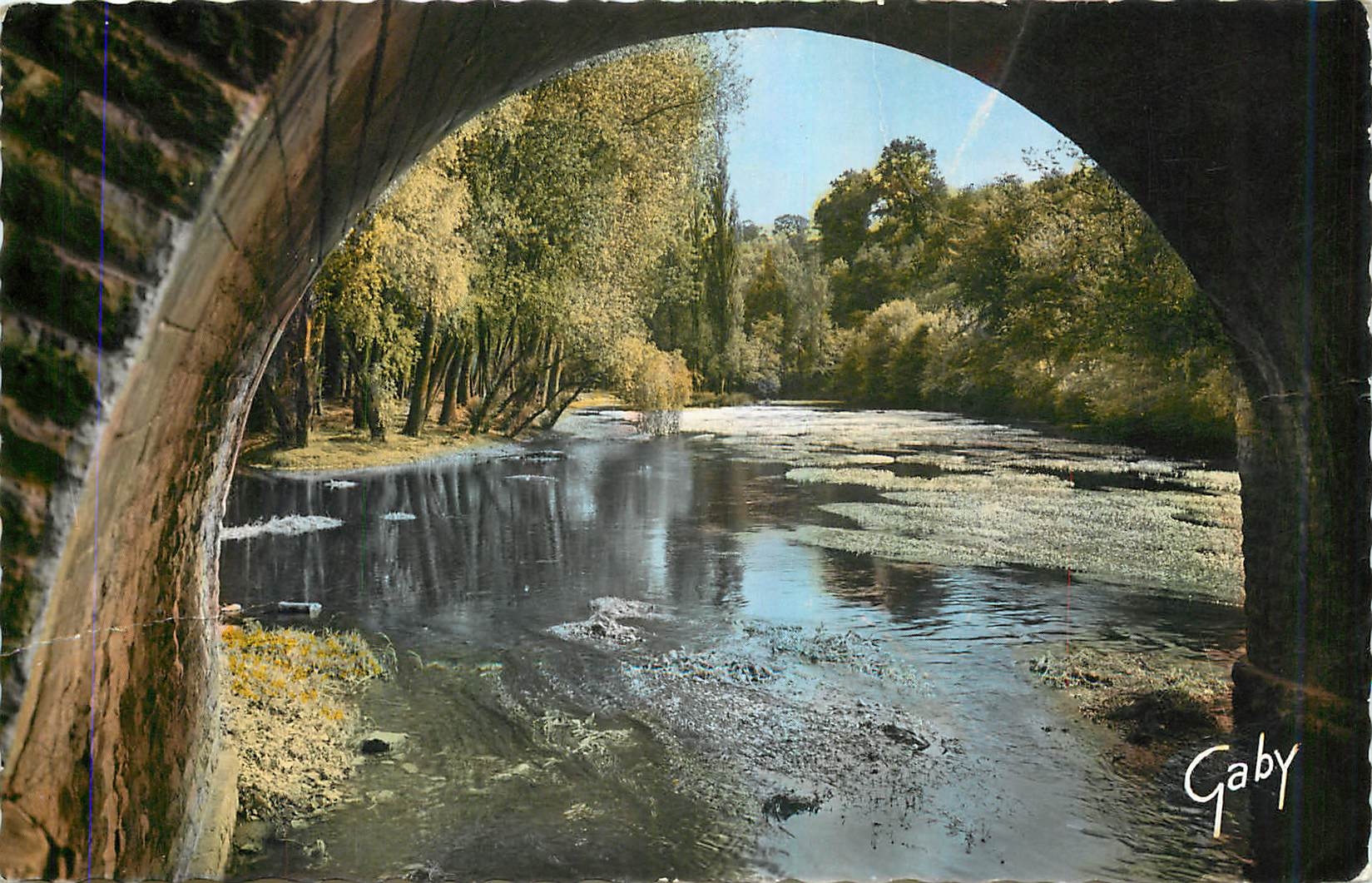 CPM Clecy Calvados Paysage pris sous l'Arche du Pont du Vey 