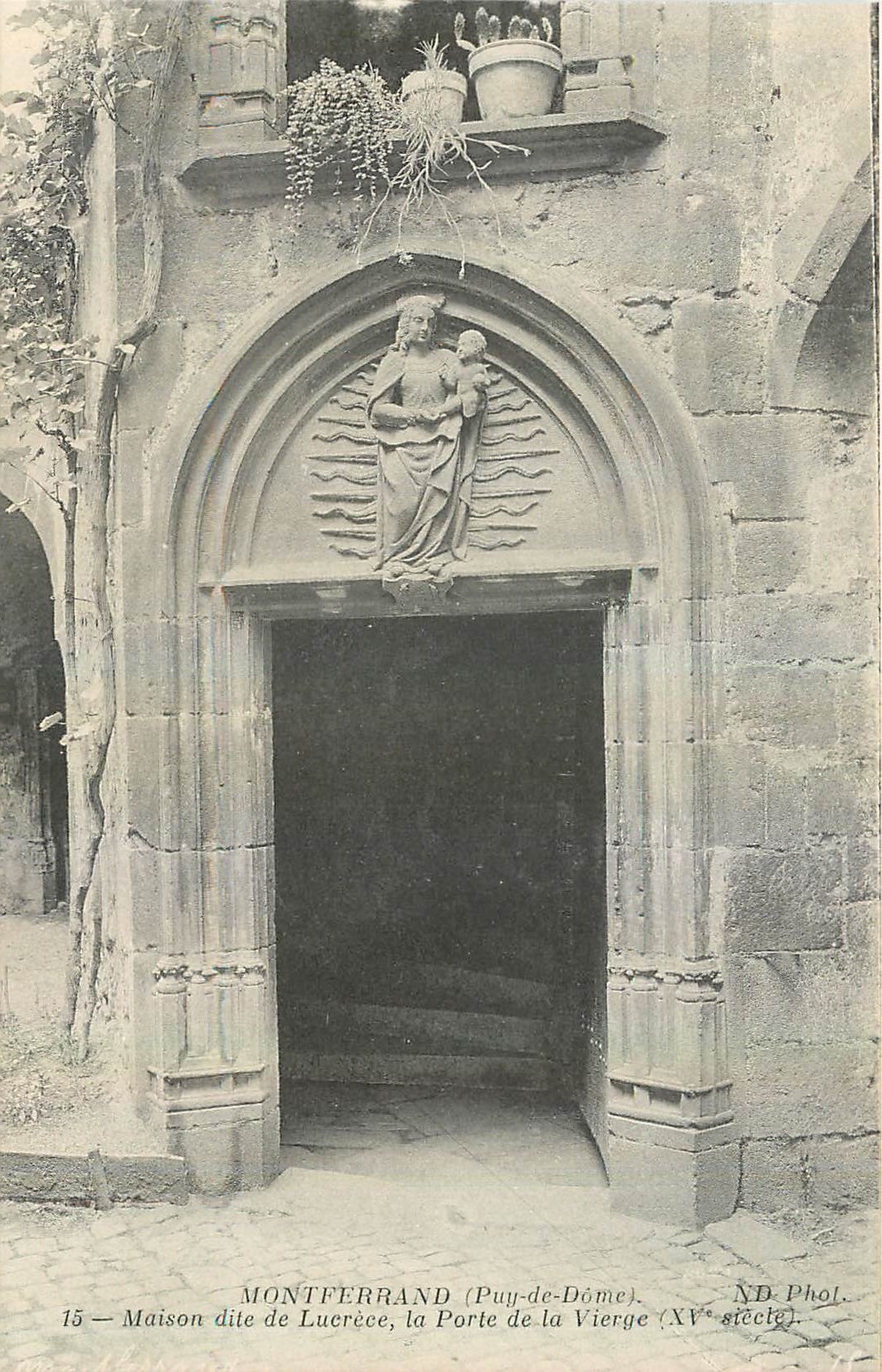 Montferrand (Puy-de-Dôme) — Maison dite de Lucerèce, la Porte de la Vierge (XVe siècle) — ND Phot.