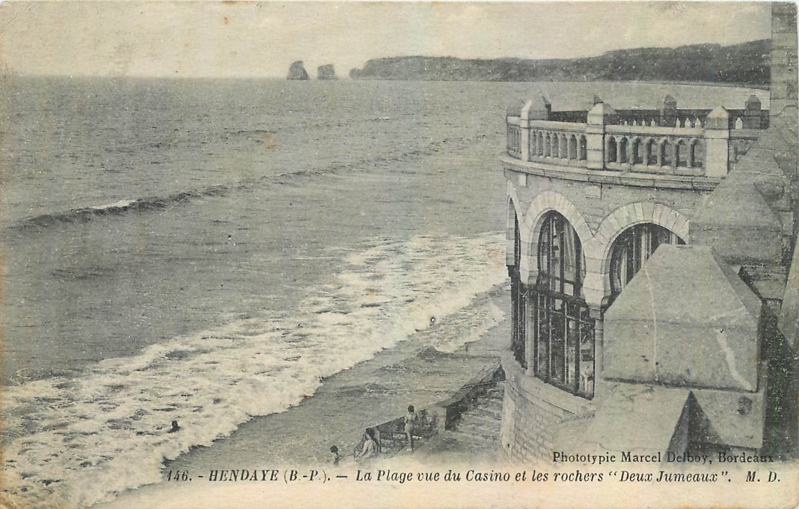 Hendaye (B-P.) — La Plage vue du Casino et les rochers 'Deux Jumeaux' — Phototypic Marcel Delboy, Bordeaux