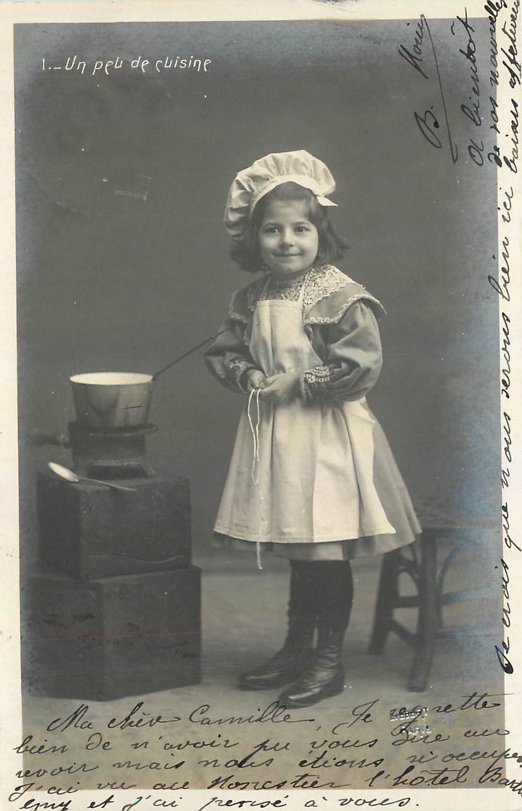 CPA Un peu de cuisine Enfant