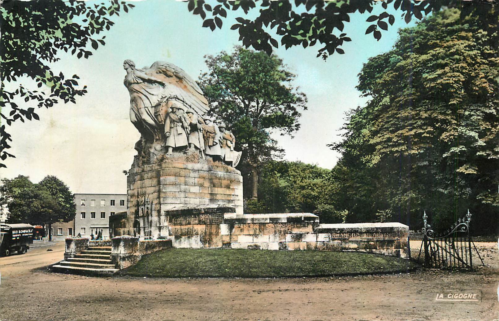 CPM Cambrai Nord Le Monument aux Morts Militaria