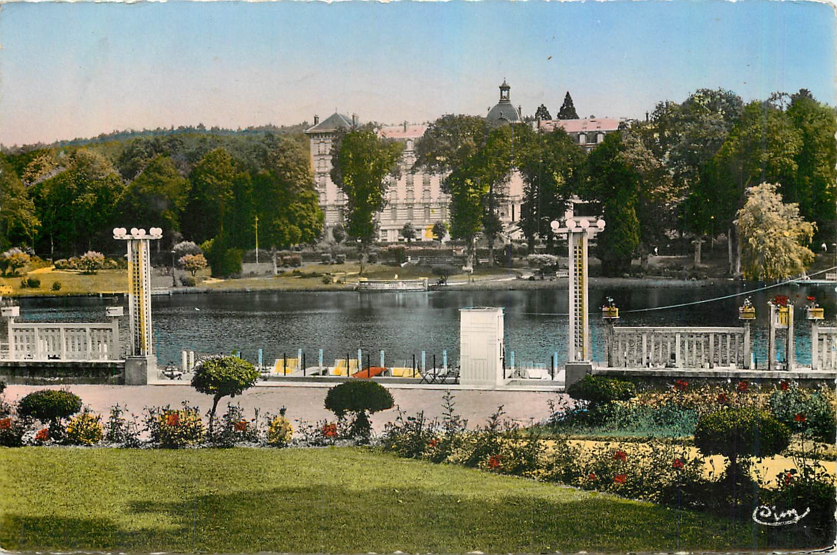 CPM Bagnoles de l'Orne Le Lac et le Grand Hotel 