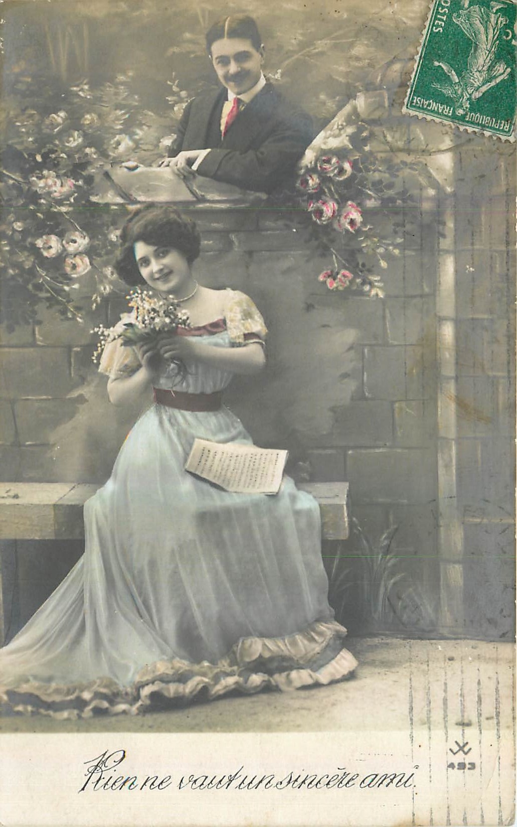 Jeune femme et homme au jardin — carte postale colorisée — éditeur inconnu, n° 493