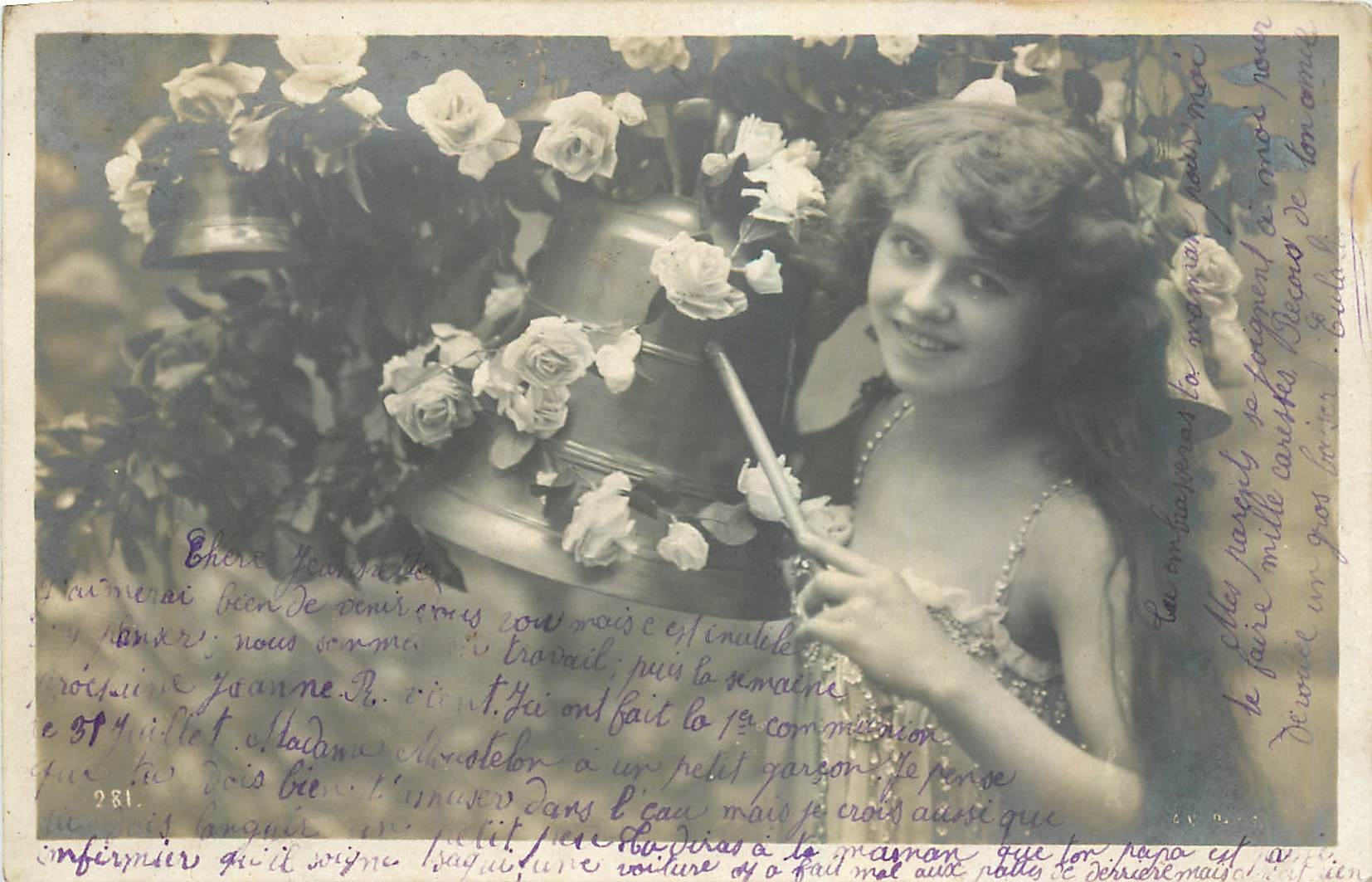 Jeune fille souriante — devant un grand bouquet de roses — carte postale n°281