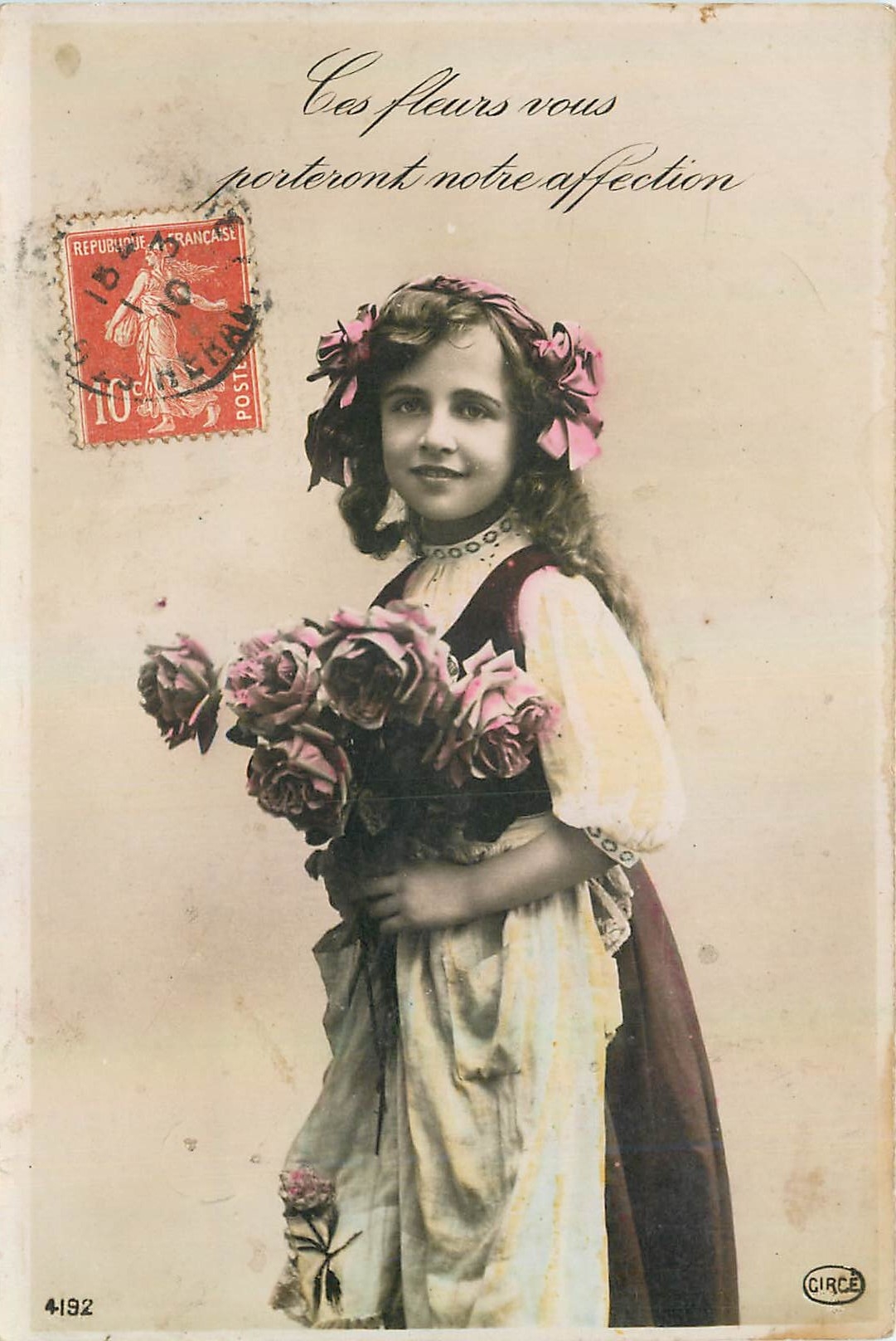 CPA Ces fleurs vous porteront notre affection Femme