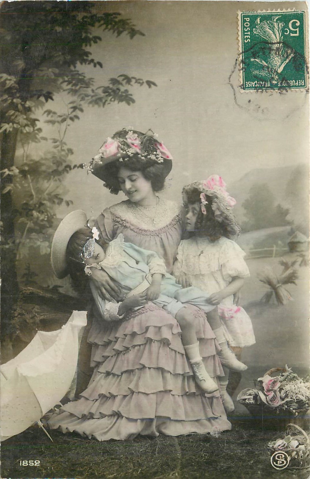 Femme et deux enfants — scène de jardin — éditeur P. (logo) — n° 1852