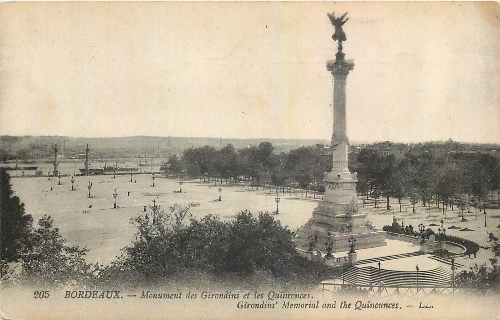 CPA Bordeaux Monument des Girondins et les Quinconces 