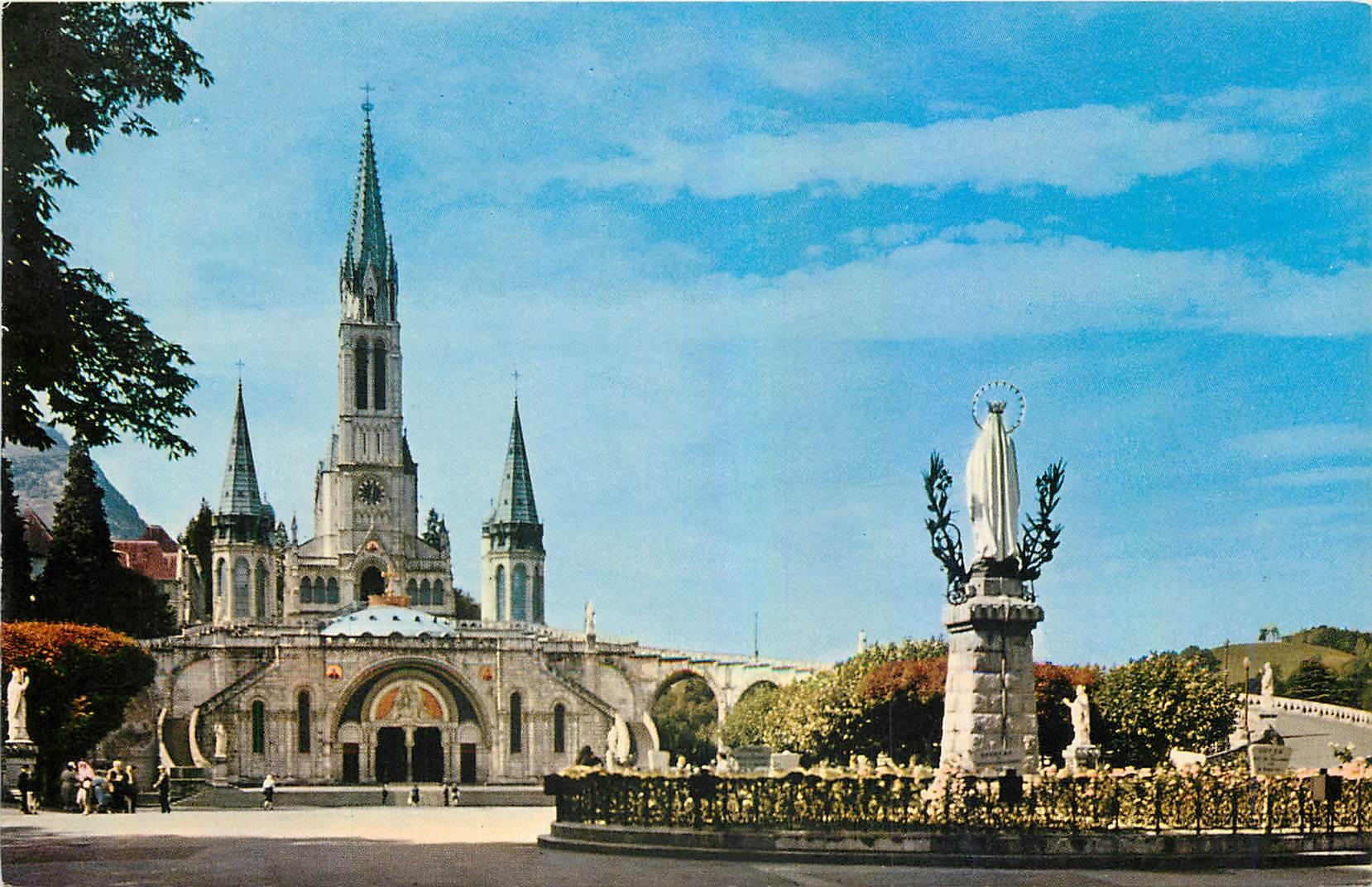 CPM Lourdes Htes Pyr La Basilique et la Vierge Couronnee 
