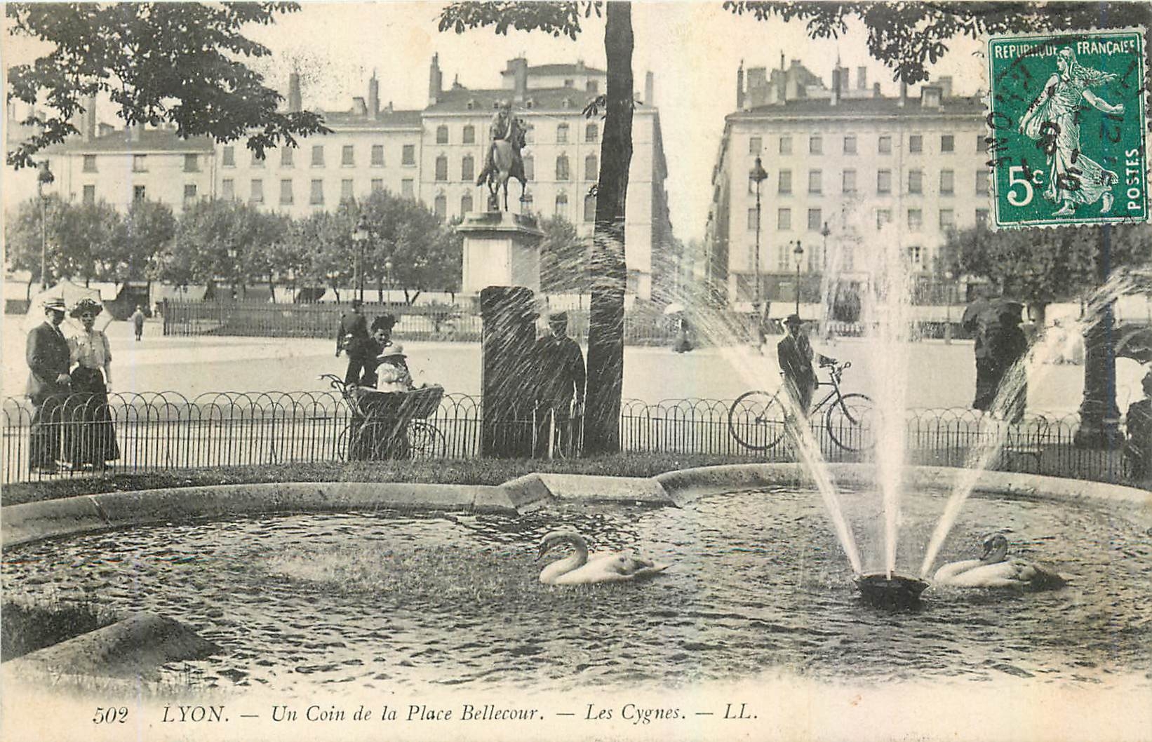 CPA Lyon Un coin dela Place Bellecour 