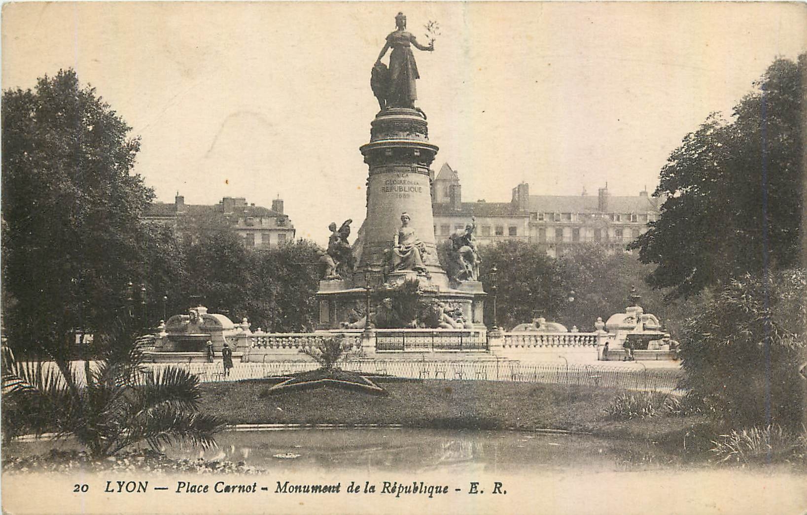 CPA Lyon Place Carnot Monument de la Republique 