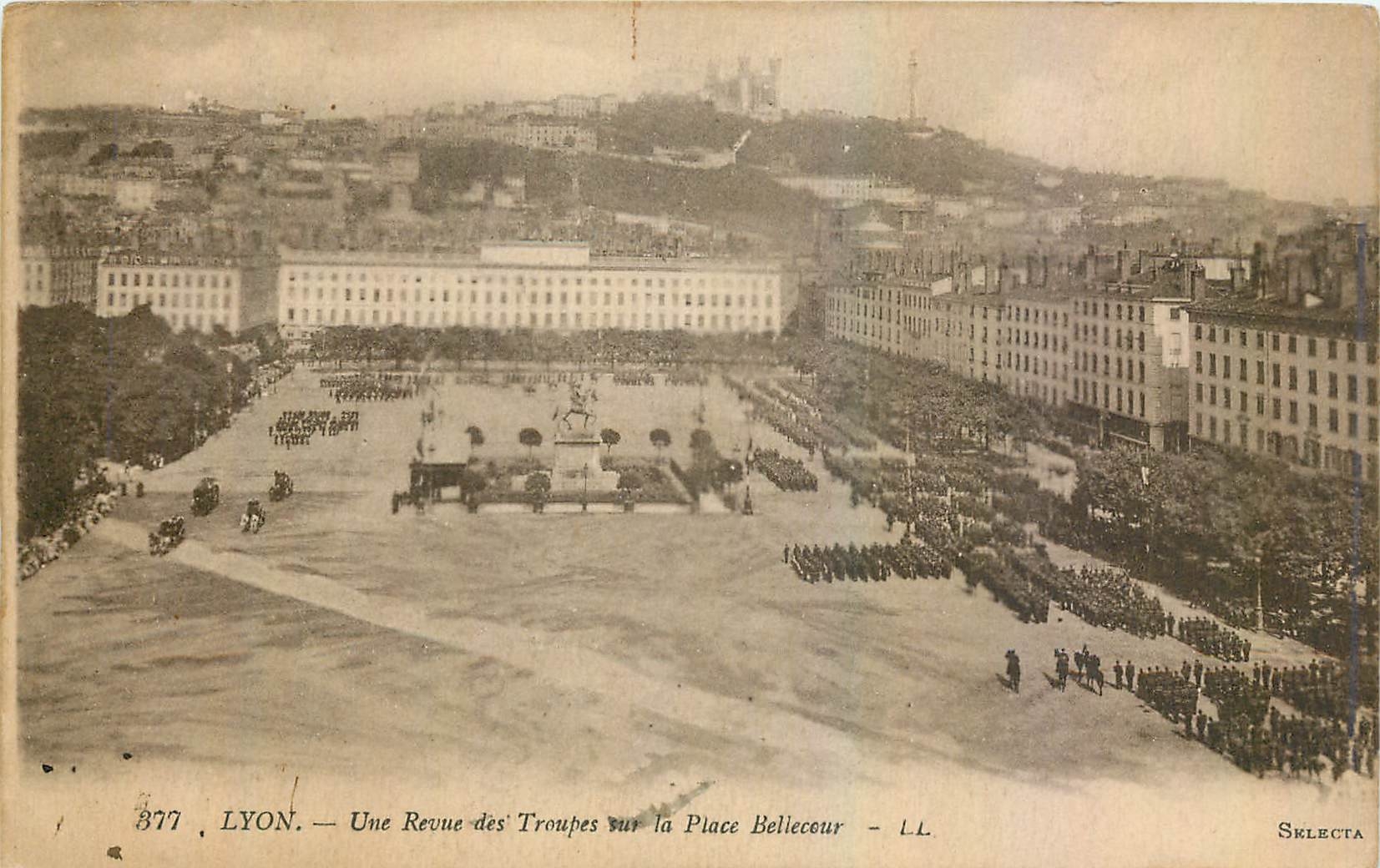 CPA Lyon Une Revue des Troupes sur la Place Bellecour 