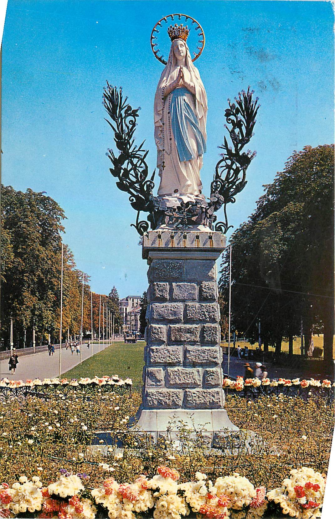 CPA Lourdes La Vierge Couronnee 