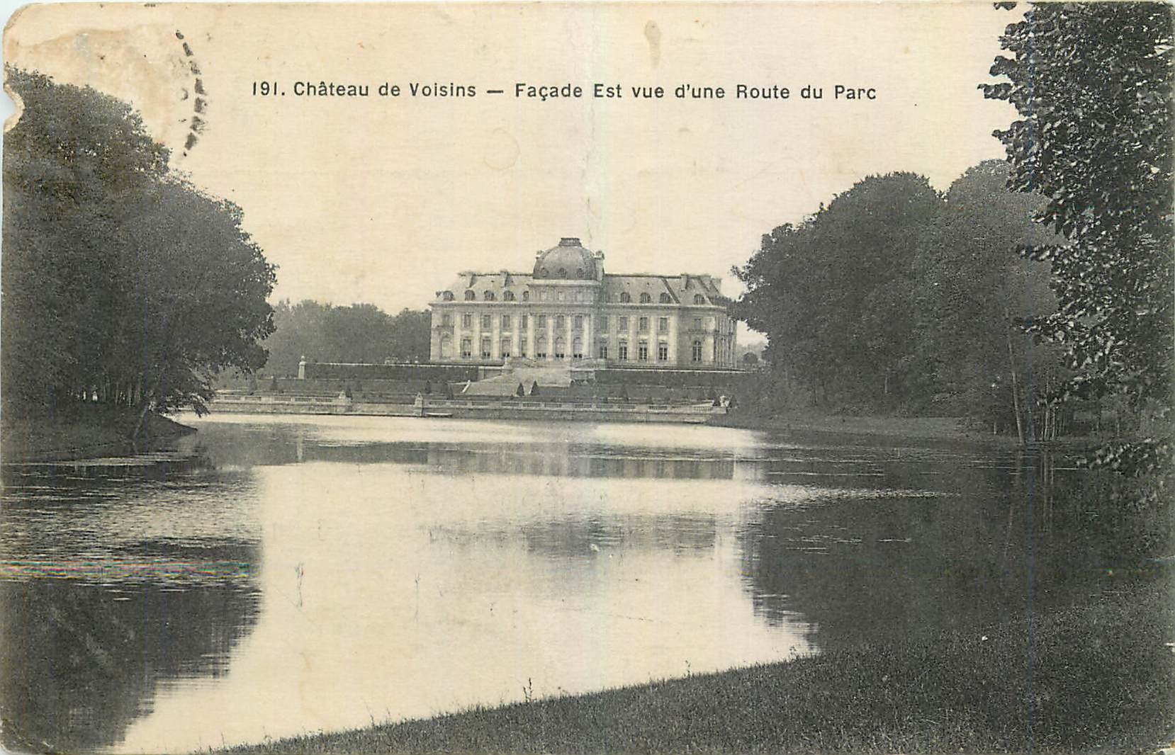 CPA Chateau de Voisins Facade Est vue d'une Route du Parc 