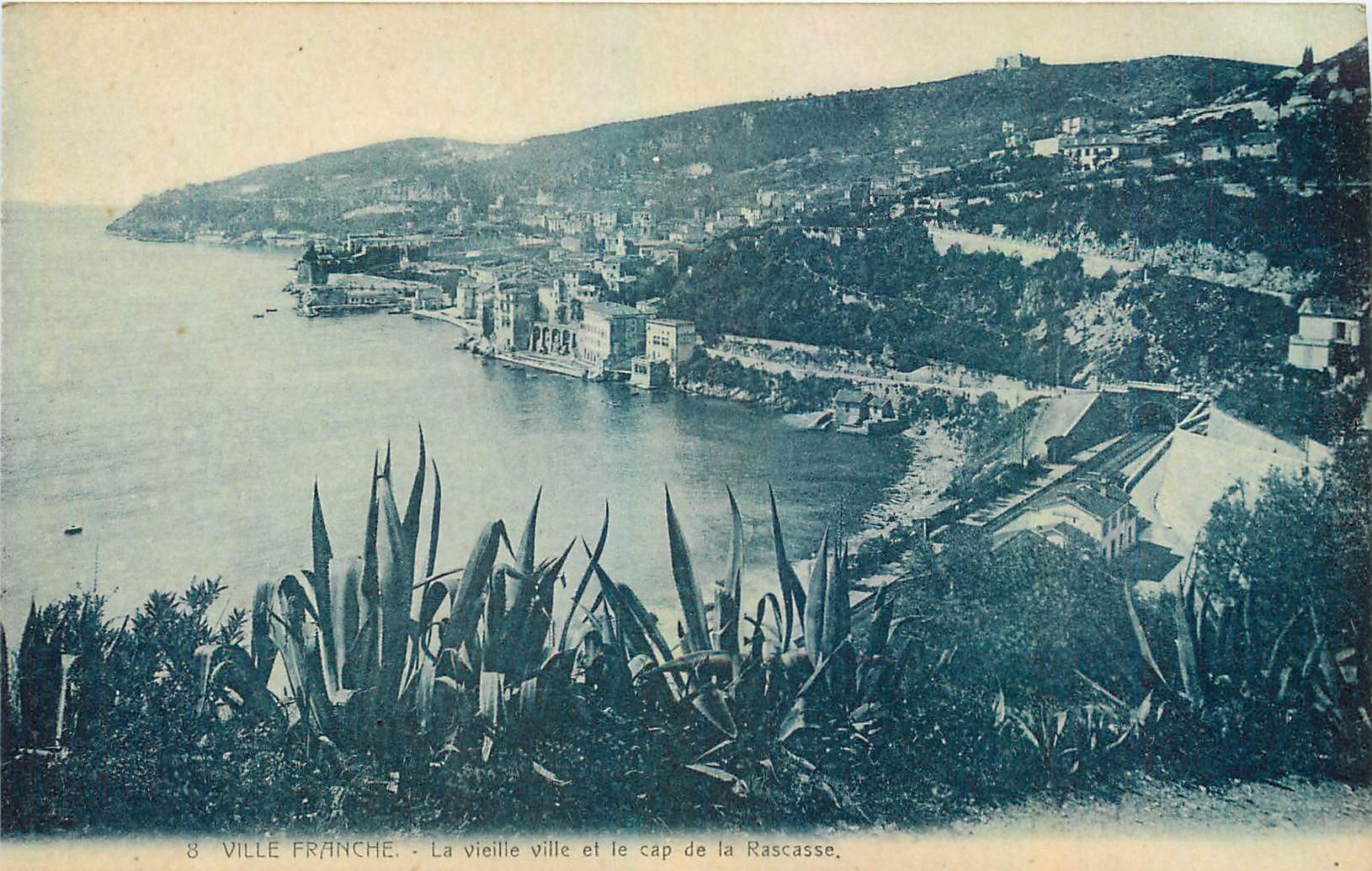 CPA Ville Franche La vieille ville et le cap de la Rascasse 