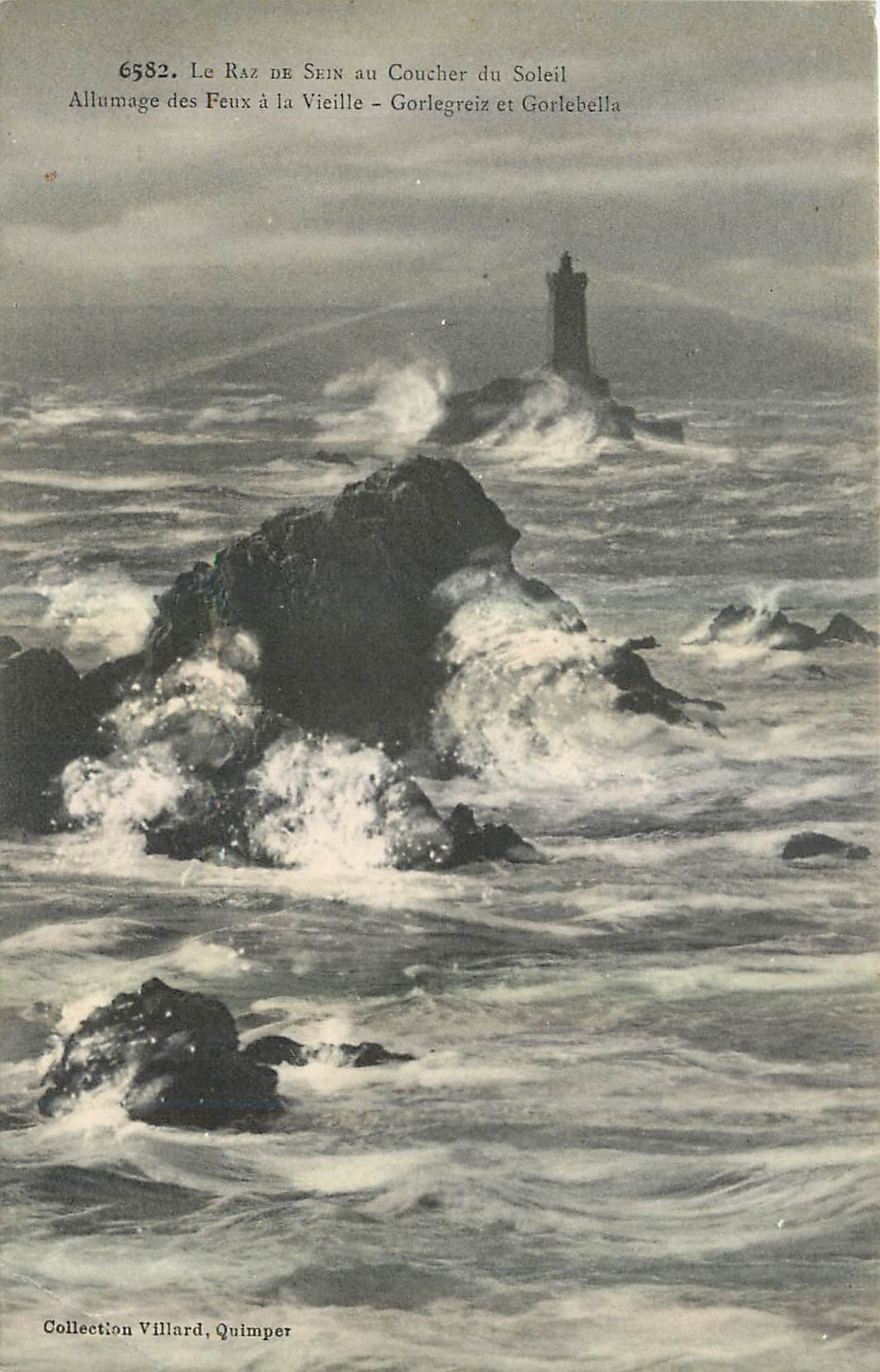 CPA Le Raz de Sein au Coucher du Soleil Phare