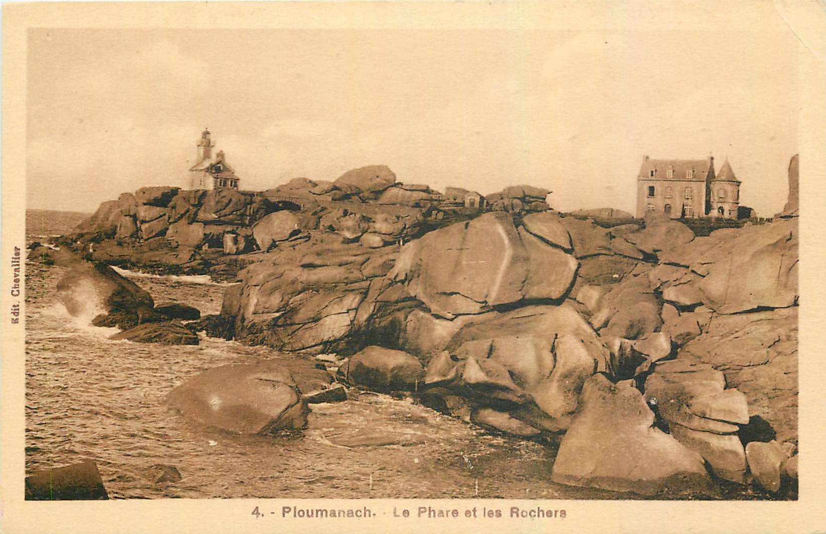 CPA Ploumanach Le Phare et les Rochers 