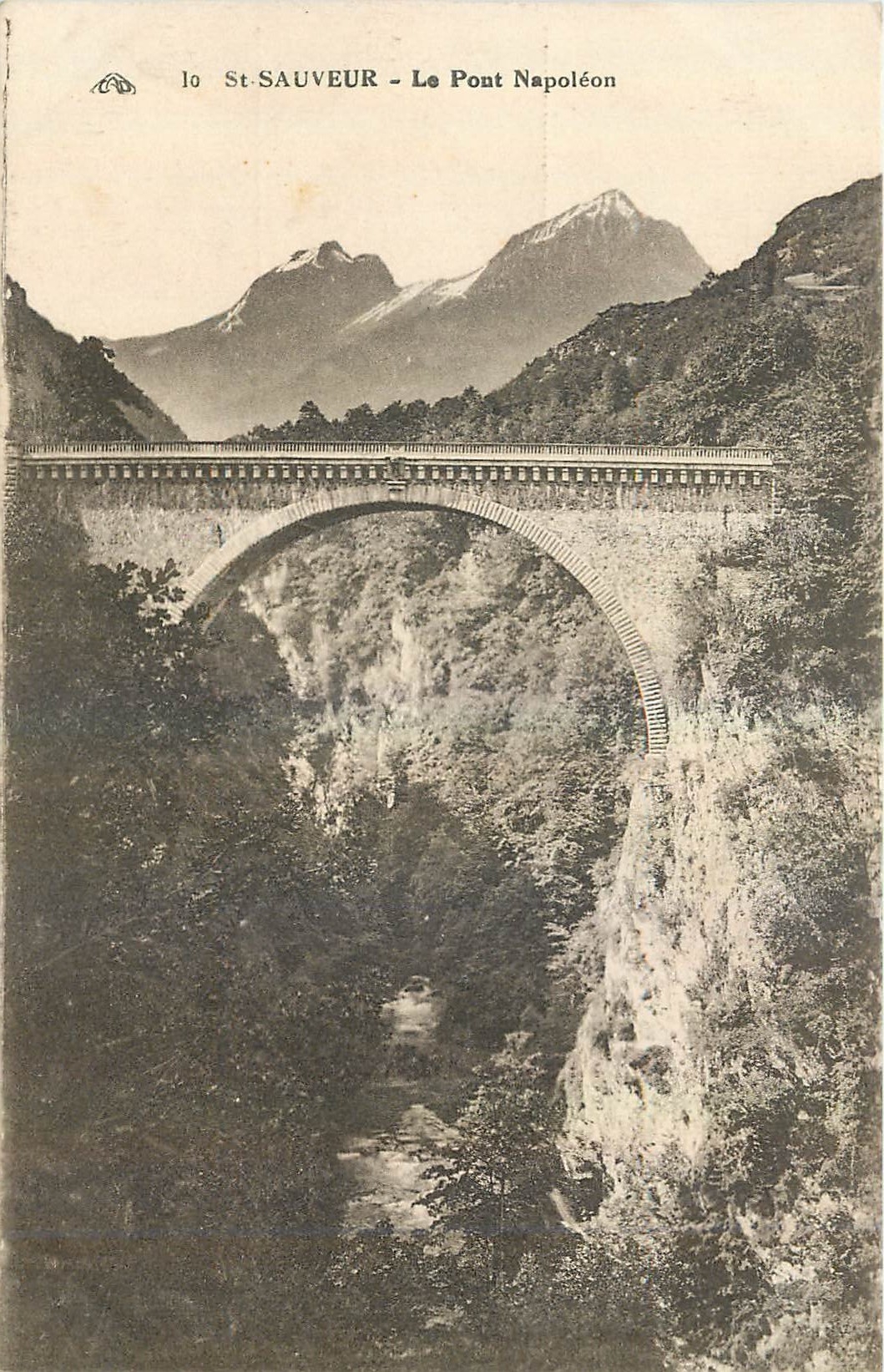 St-Sauveur - Le Pont Napoléon — vue du pont en arc sur un canyon avec montagnes en arrière-plan
