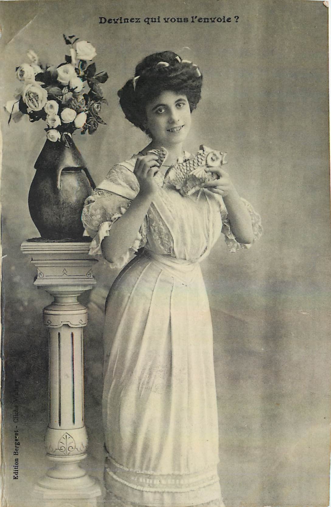 Jeune femme tenant un poisson en céramique — Edition Bergeret, Cliché M. Véron