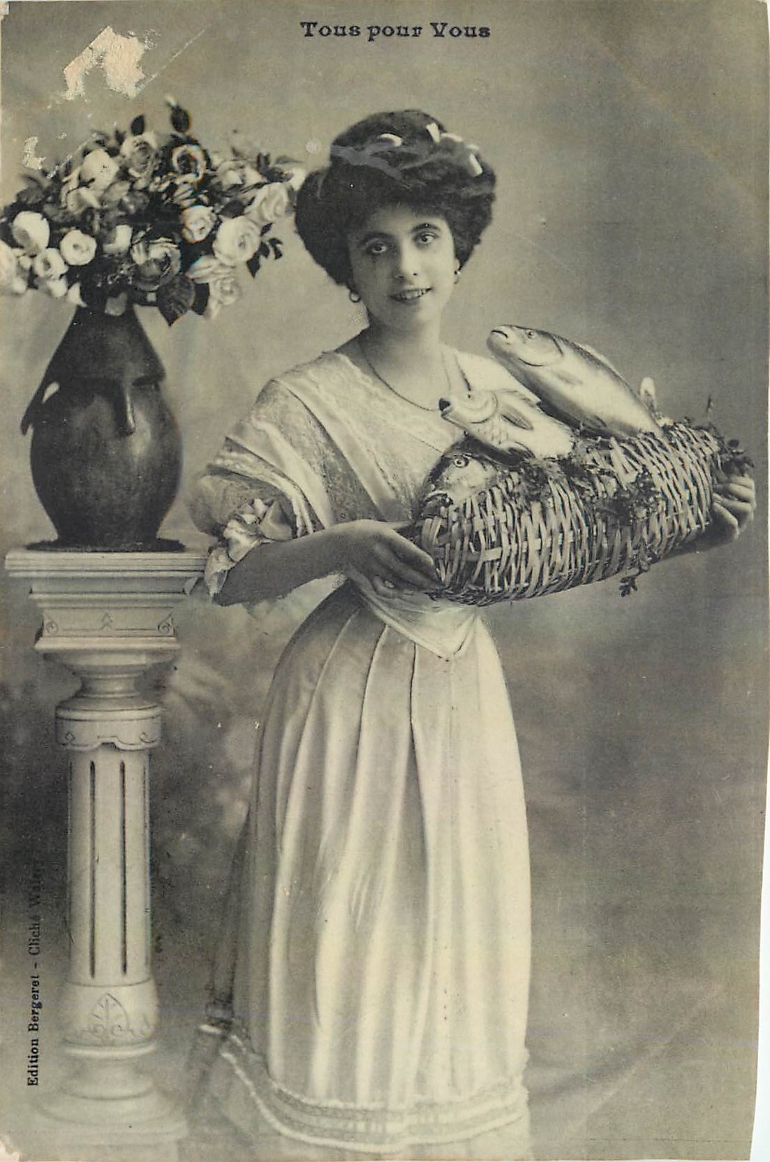 Femme tenant un panier de poissons — Édition Bergeret, Chèche-Werter - Recto