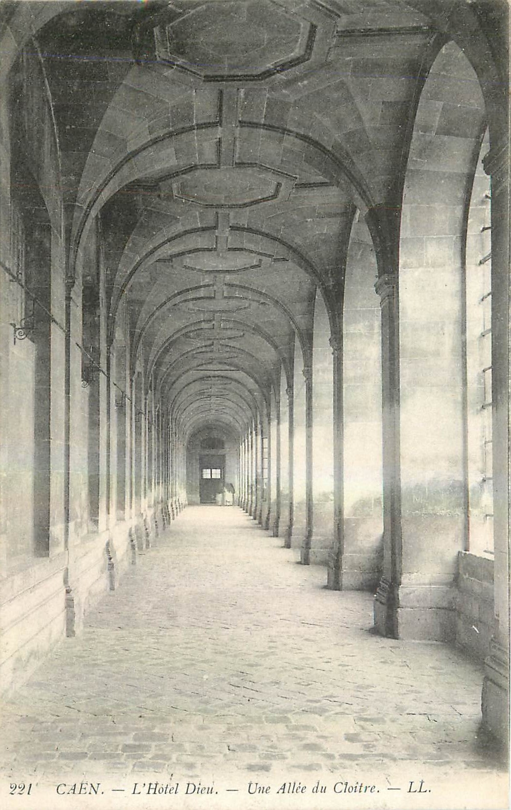 CPA Caen L'Hotel Dieu Une Allee du Cloitre 
