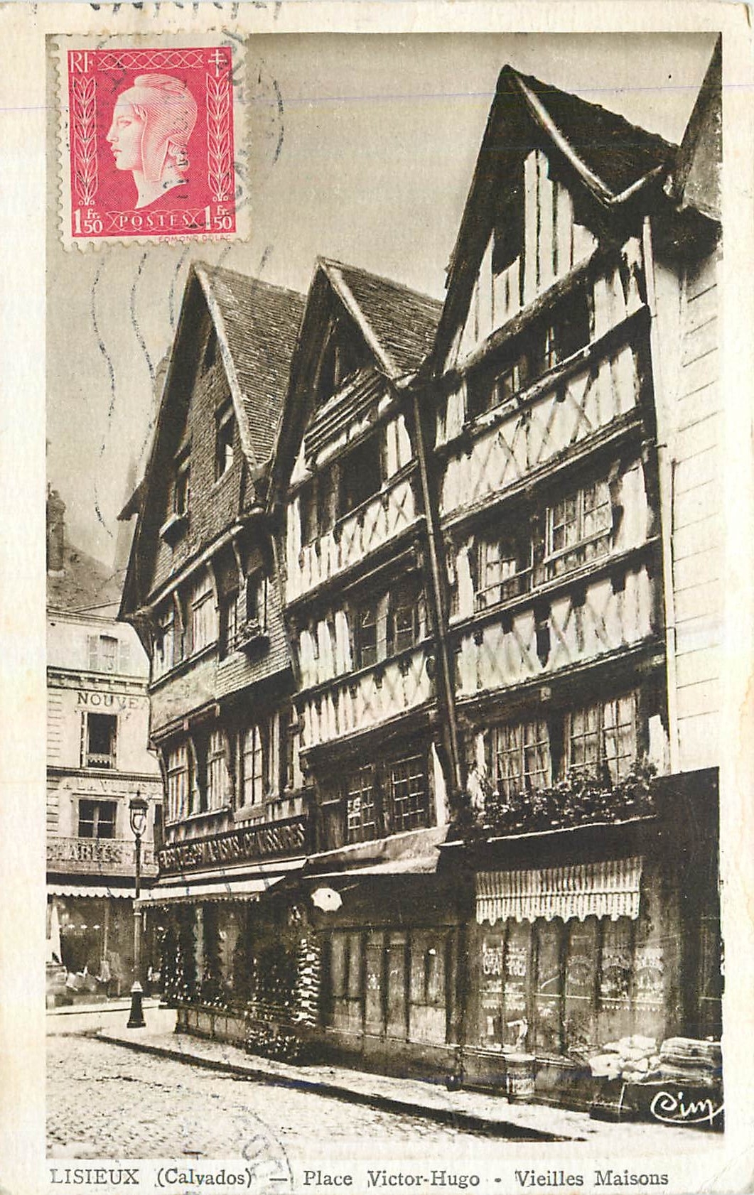 Lisieux (Calvados) — Place Victor-Hugo — Vieilles Maisons