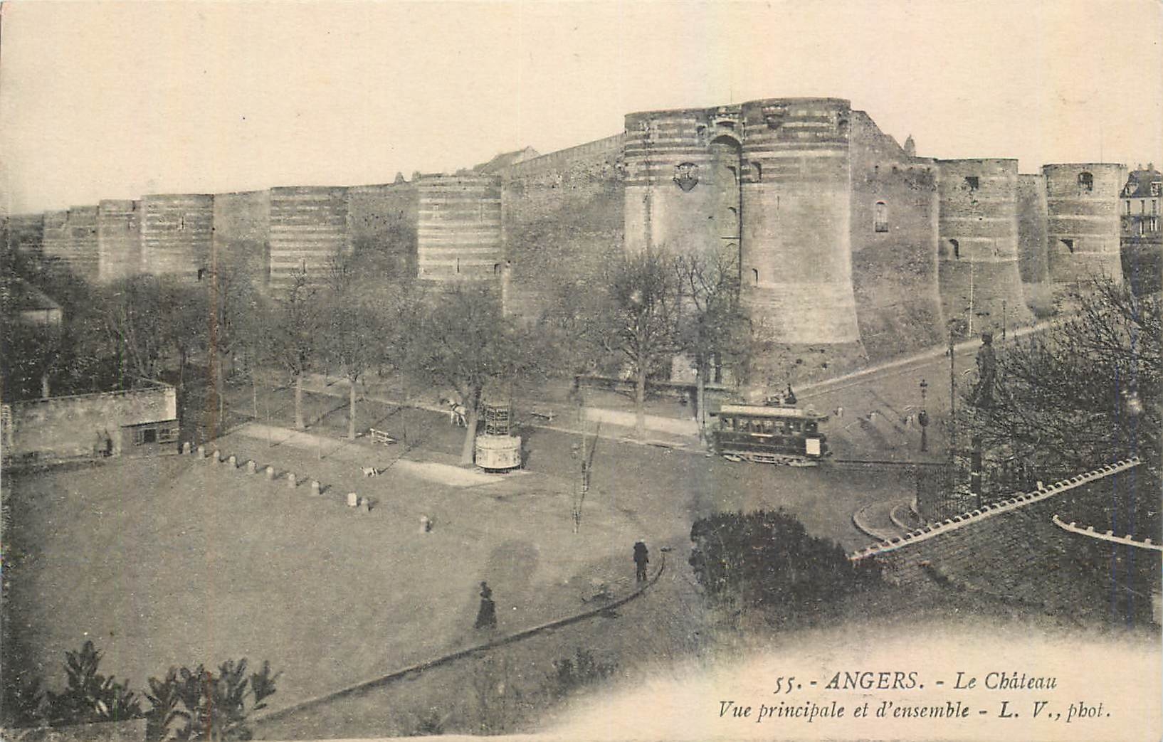 CPA Angers Le Chateau Vue principale et d'ensemble 