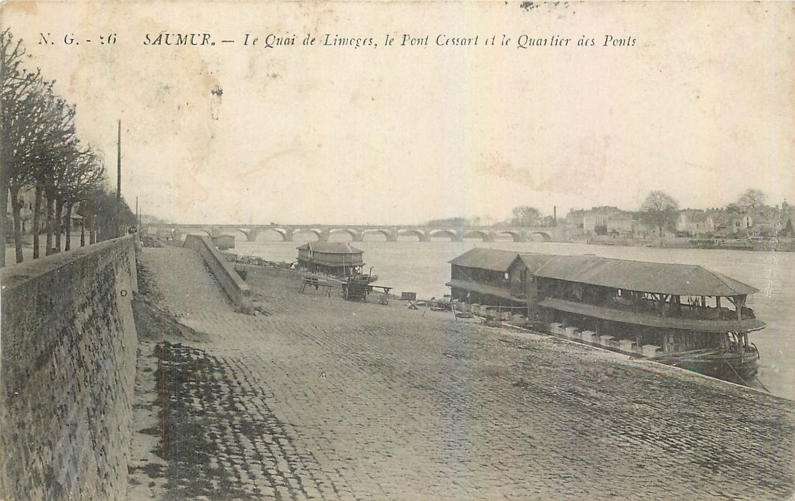CPA Saumur Le Quai de Limoges le Pont Cessart et le Quartier des Ponts Lavoir