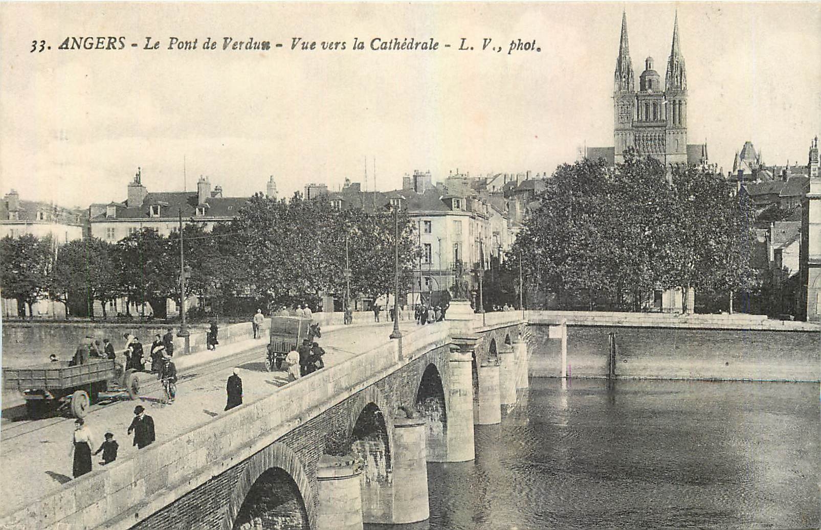 CPA Angers Le Pont de Verdun Vue vers la Cathedrale 