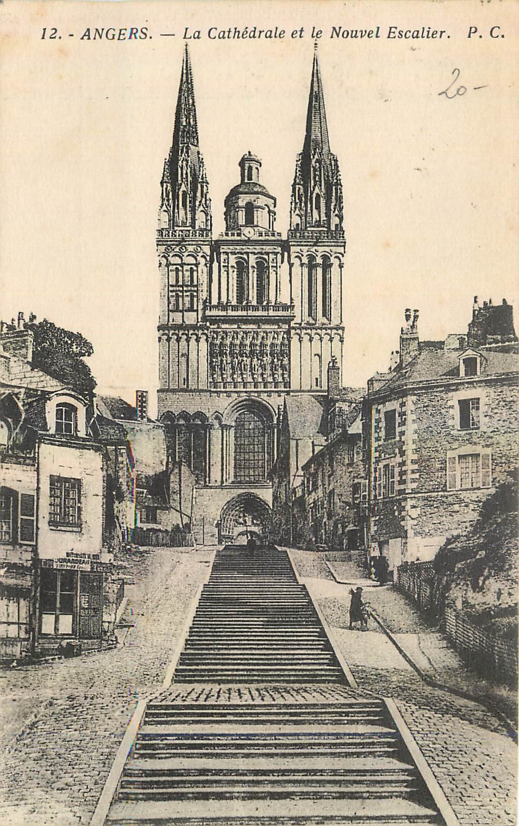 CPA Angers La Cathedrale et le Nouvel Escalier 