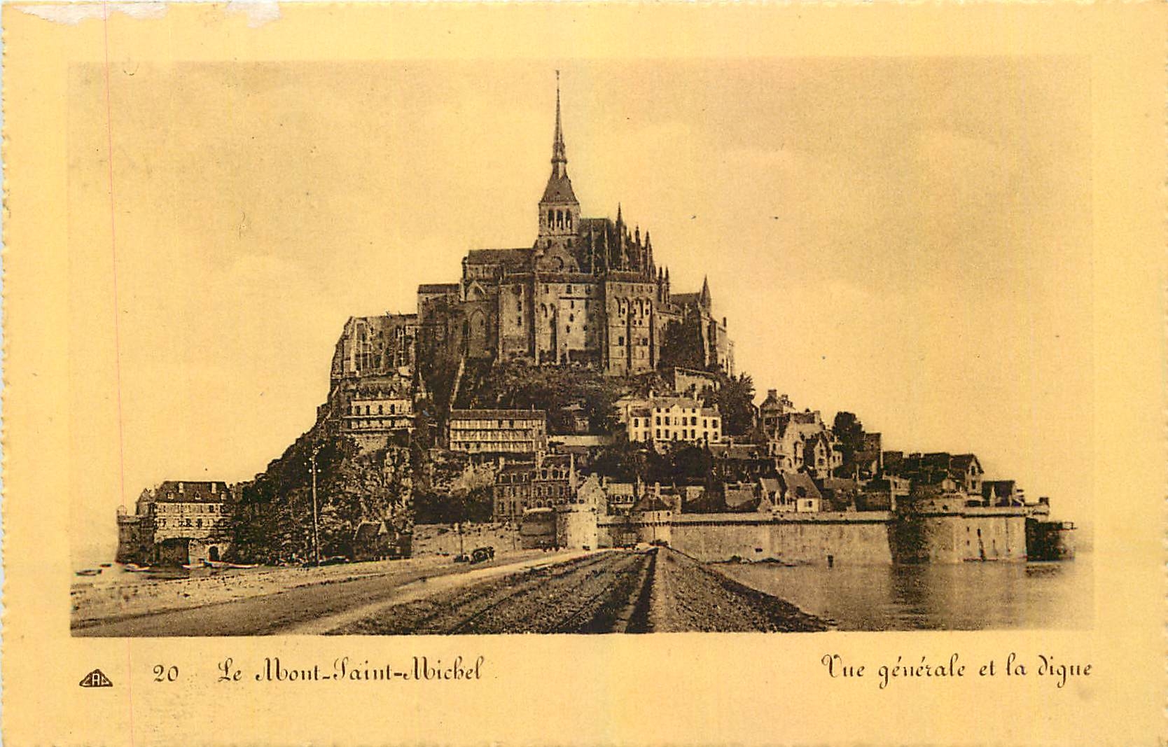 CPA Le Mont Saint Michel Vue generale et la digue 