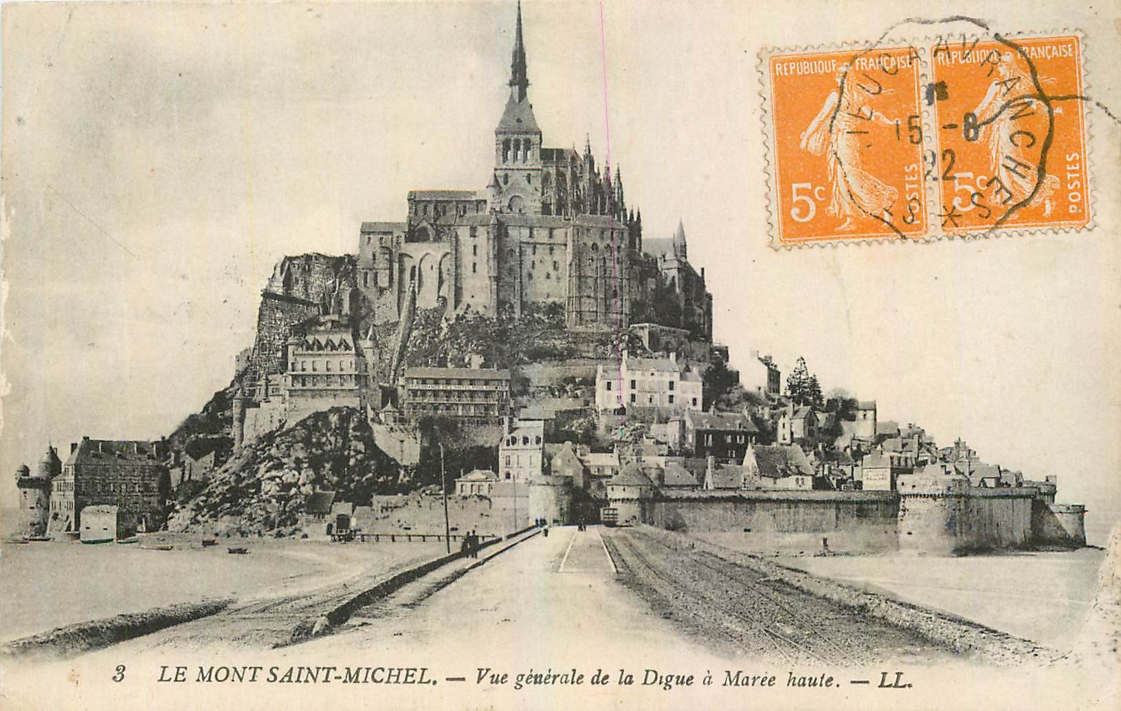 CPA Le Mont Saint Michel Vue generale de la Digue a Maree haute 