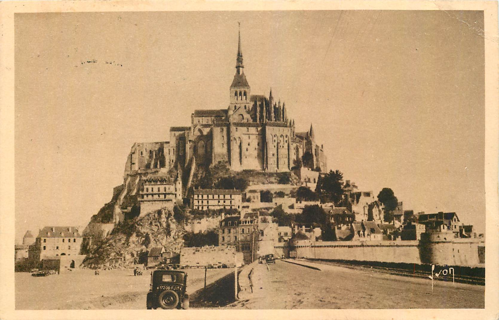 CPA Le Mont Saint Michel Manche Vue generale du mont a l'arrivee 