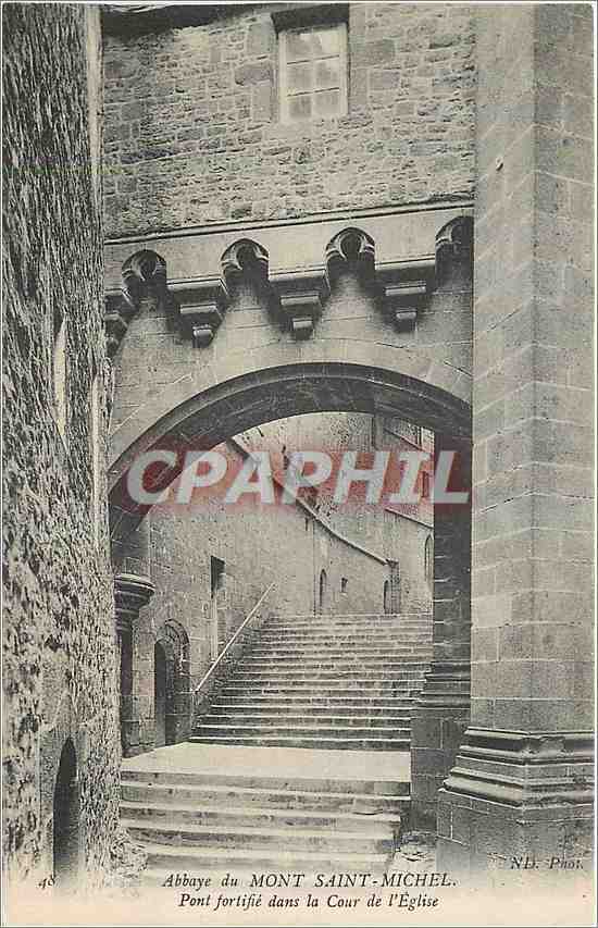 CPA Abbaye du Mont Saint Michel Pont fortifee dans la Cour de l'Eglise 