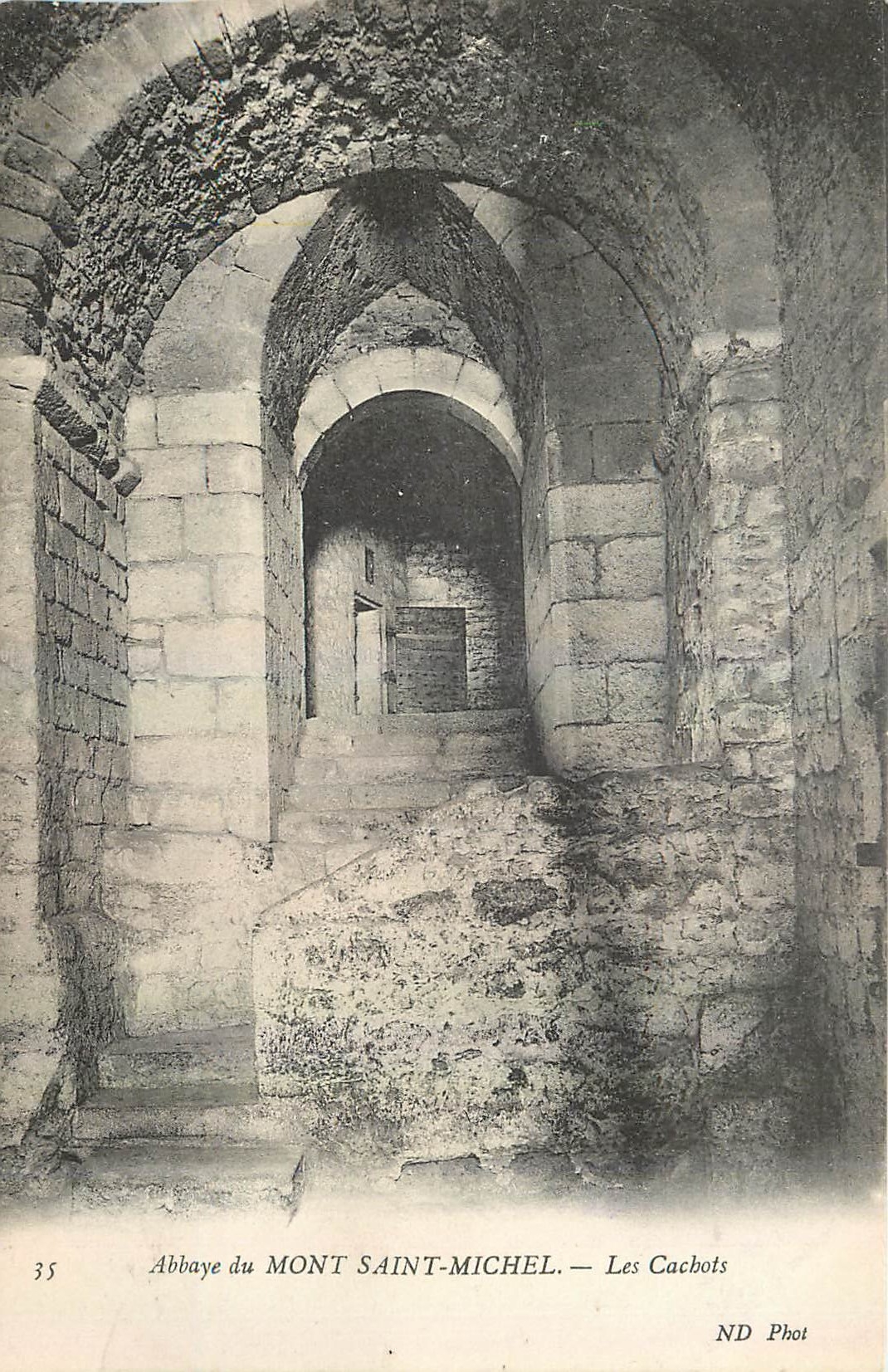 CPA Abbaye du Mont Saint Michel Les Cachots 