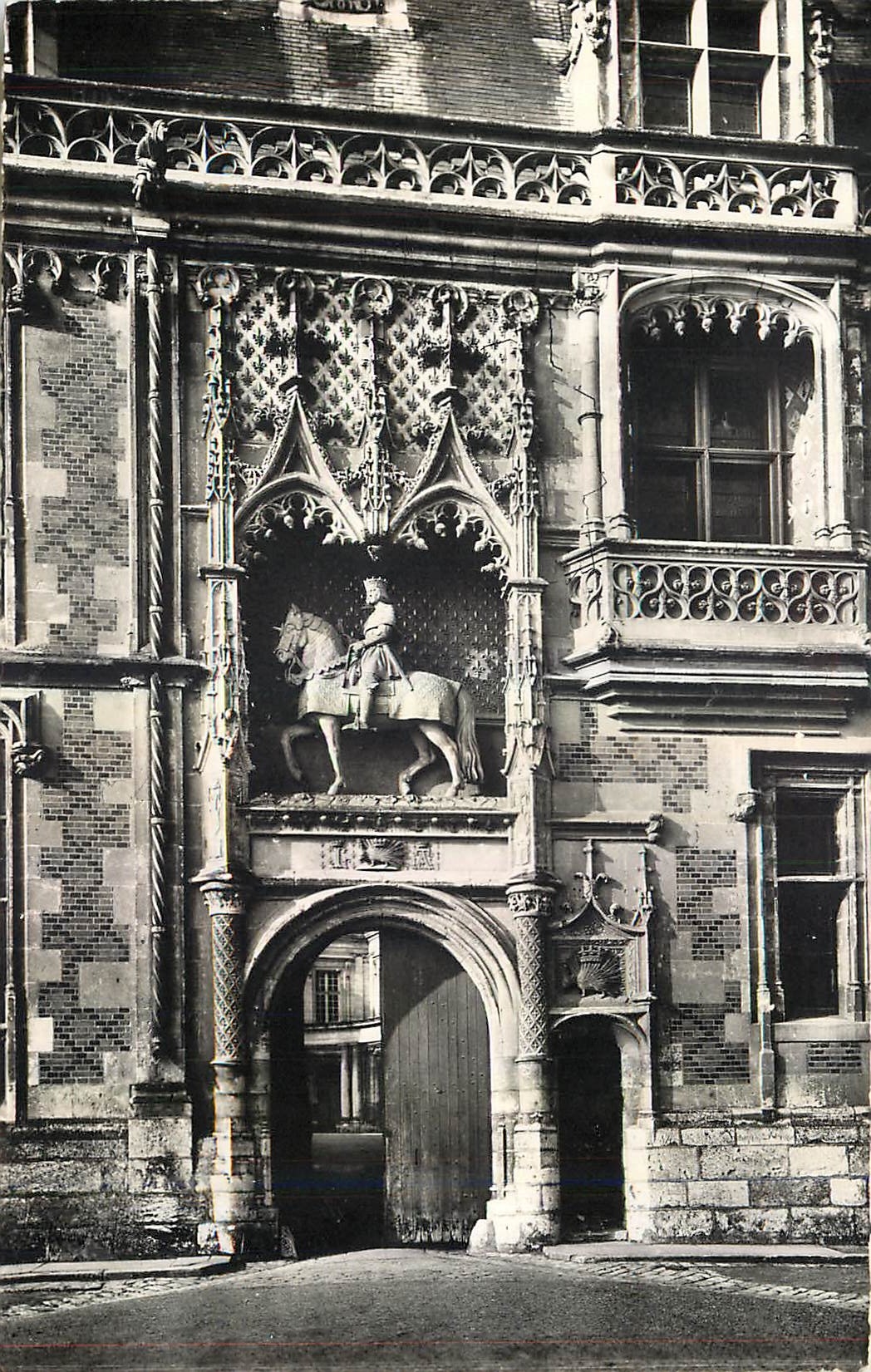CPM Le Chateau de Blois L'Entree du Chateau 