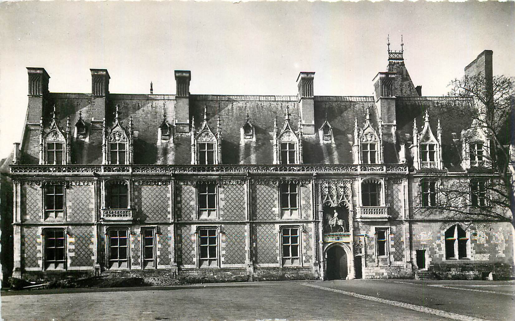 CPM Le Chateau de Blois La Facade Louis XII et l'Entree du Chateau 