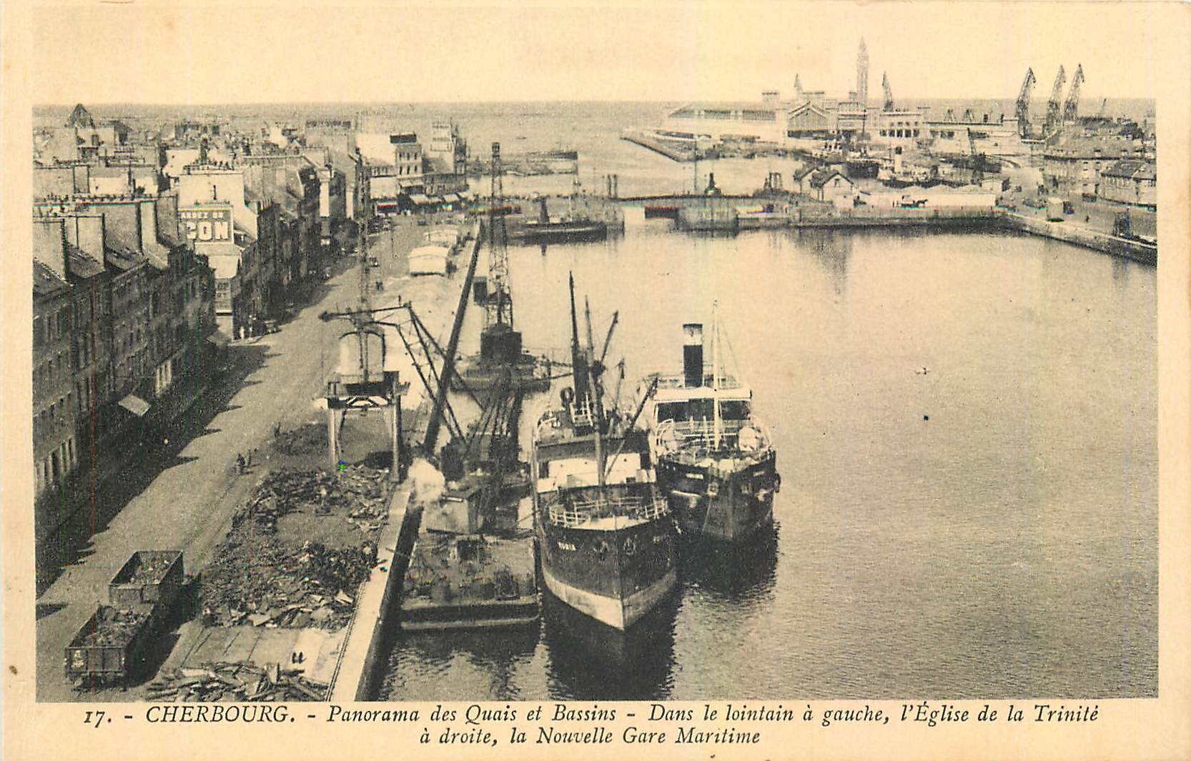 Cherbourg - Panorama des Quais et Bassins - Dans le lointain à gauche, l'Église de la Trinité, à droite, la Nouvelle Gare Maritime